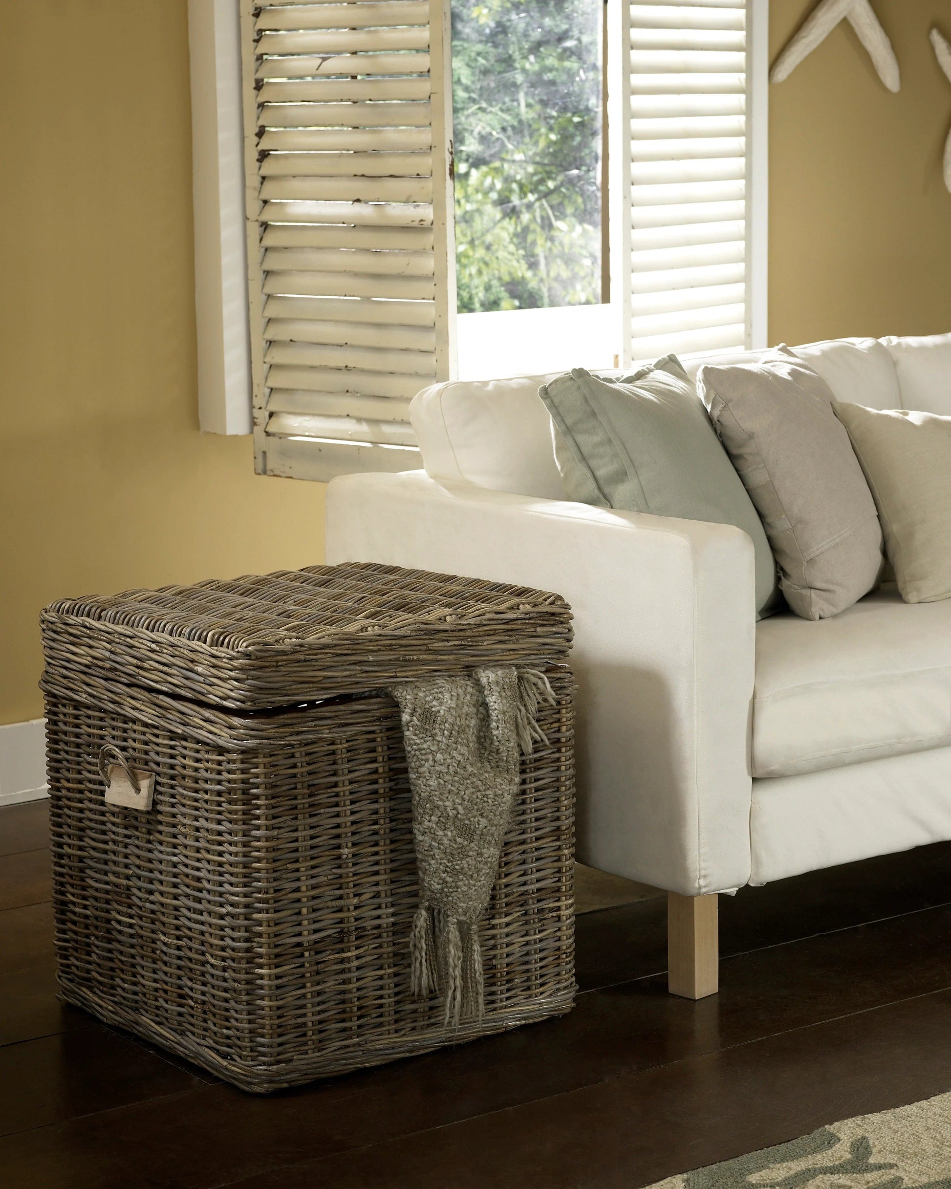 Kubu End Table Trunk - Padma's Plantation